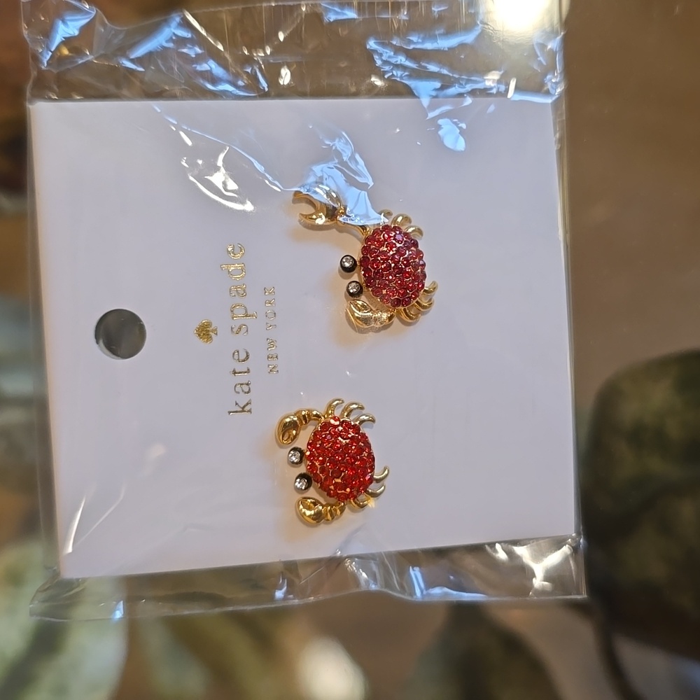 Adorable crab earrings